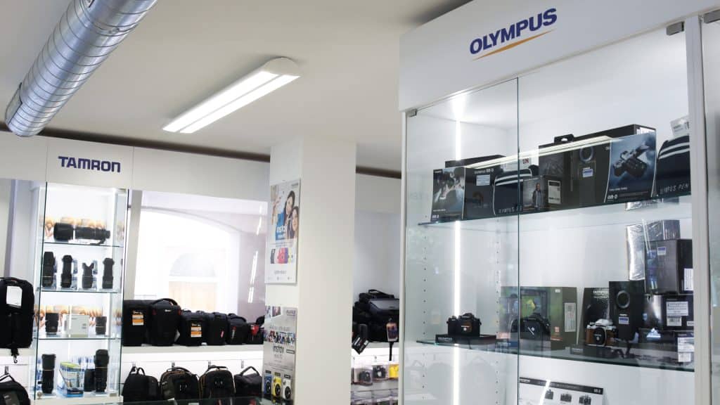 Sabato 15 ottobre le porte di Ollo Store si apriranno per Tamron e Olympus, e ovviamente anche per voi! Chiunque sia interessato a provare gratuitamente i prodotti delle due aziende può venire a trovarci durante tutta la giornata! Tantissimi i prodotti da poter toccare e provare, sarà a disposizione l'intera gamma di entrambe le aziende! Inoltre non lasciatevi scappare l'opportunità di testare in anteprima quattro dei nuovi prodotti più attesi nelle rispettive categorie, i team delle rispettive aziende presenteranno e lasceranno utilizzare: Olympus Pen E-PL8; Tamron SP 150-600mm f/5-6.3; Olympus 25mm f/1.2 Pro; Olympus 300mm f/4 IS Pro. Per maggior dettagli potete visitare la pagina del nostro sito riservata agli eventi, cliccando qui.